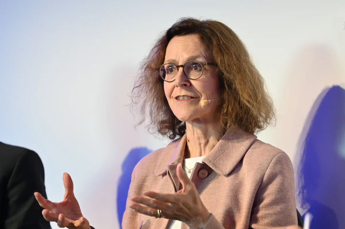 Monika Rühl, Vorsitzende der Geschäftsleitung von Economiesuisse. Frau mit Brille und rosafarbenem Blazer.